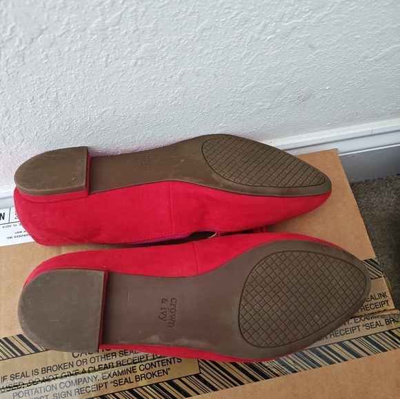 Crown & Ivy Women's Red Slip On Flats - Picture 4 of 4